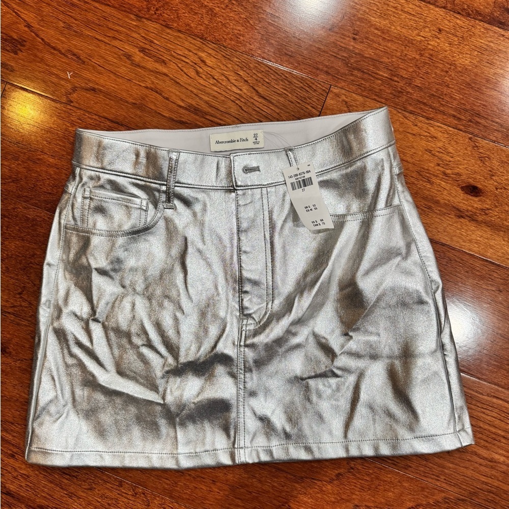 NWT Abercrombie & Fitch Silver Vegan Leather 5 Pocket Mini Skirt Size: 27 - Picture 3 of 6
